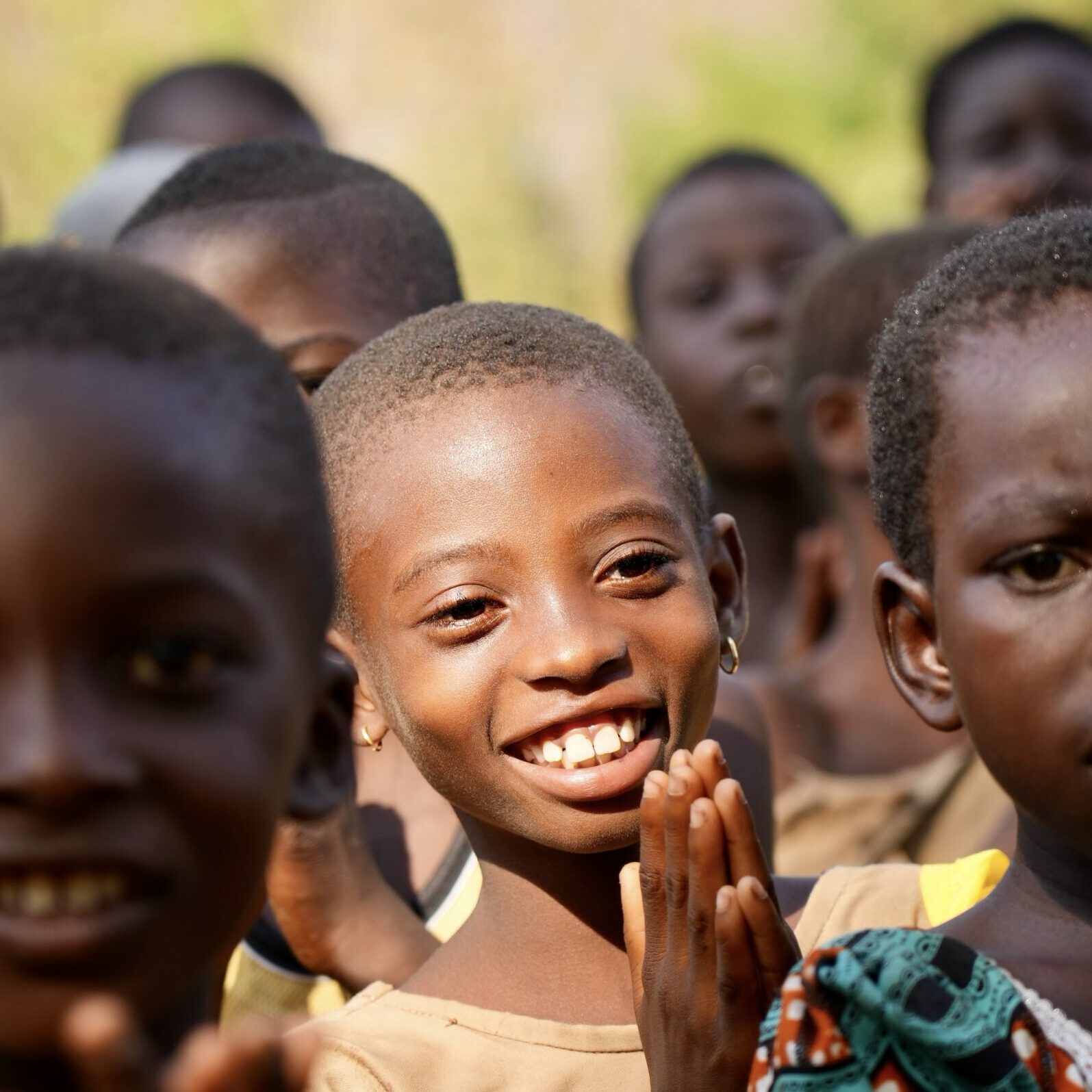 Lire la suite à propos de l’article Quand un héros masqué apporte du bonheur aux enfants en Guinée et au Togo : portrait d’un donateur anonyme
